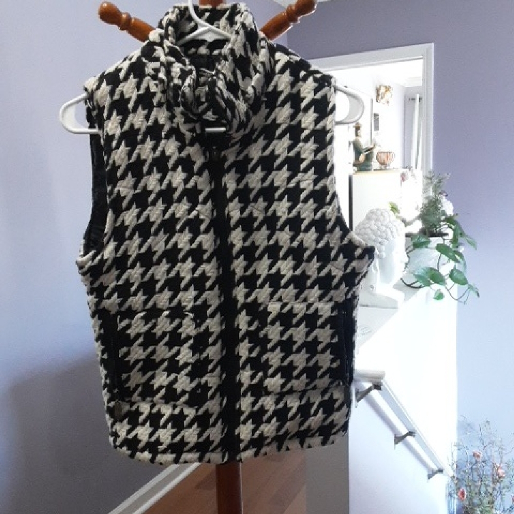 Rue21 Black and White Houndstooth Vest